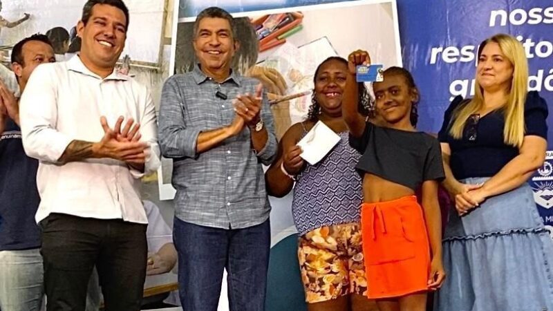 Estudantes municipais recebem o cartão Serra Nutri Férias