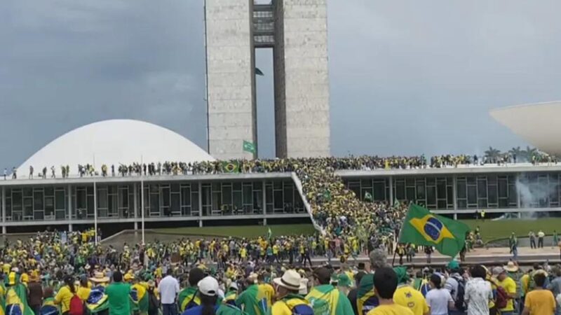 Terroristas bolsonaristas invadem Congresso Nacional, Palácio do Planalto e STF, em Brasília