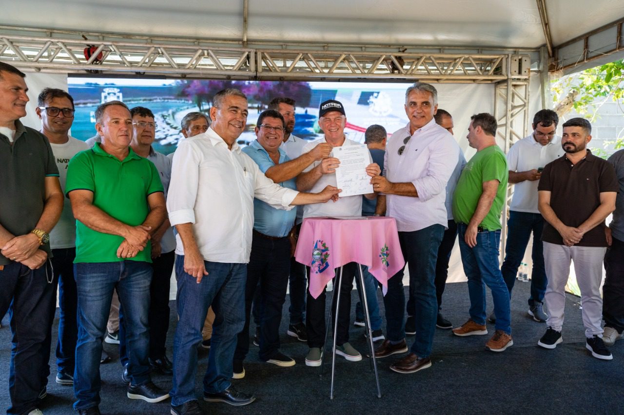 Prefeito e Governador assinam ordem de serviço de urbanização da Lagoa do Meio em Marataízes