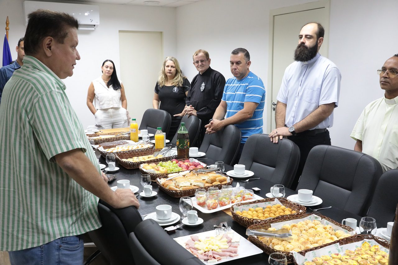 Prefeito Euclério Sampaio recebe lideranças católicas do município de Cariacica