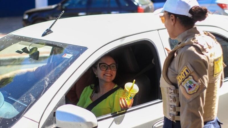 Mês das Mulheres: agentes do DOT vão para a pista da Serra para homenagear as motoristas