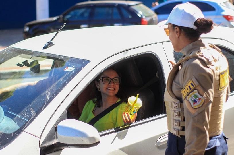 Mês das Mulheres: agentes do DOT vão para a pista da Serra para homenagear as motoristas