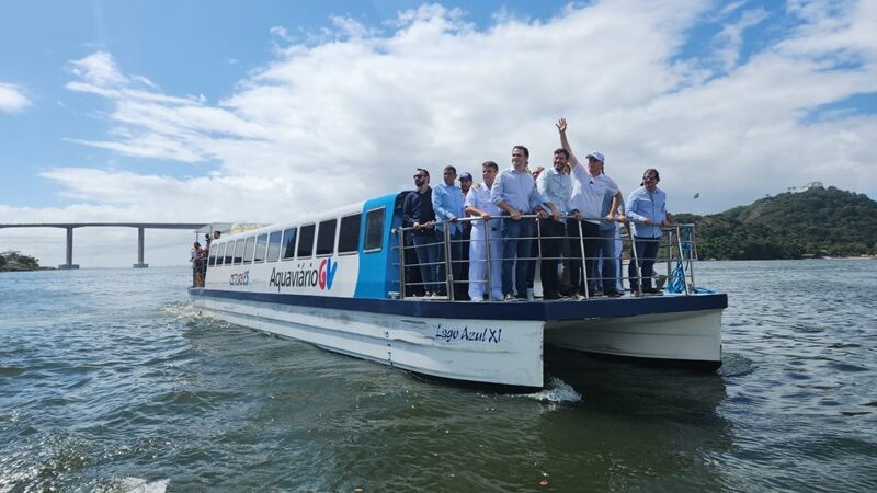 Governador Renato Casagrande acompanha teste da embarcação do novo Aquaviário