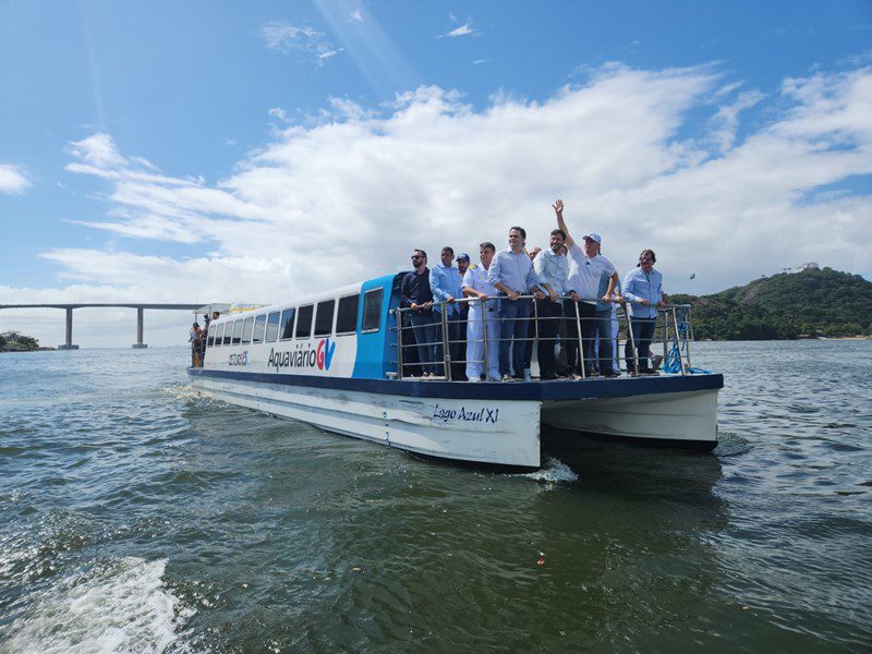 Governador Renato Casagrande acompanha teste da embarcação do novo Aquaviário