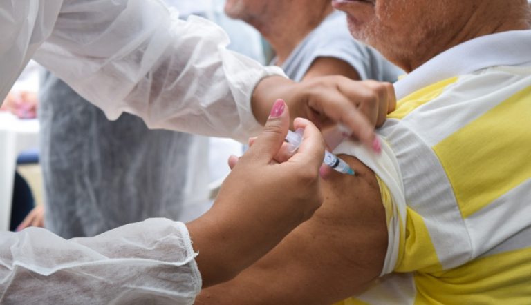 Viana inicia vacinação com bivalente contra covid-19
