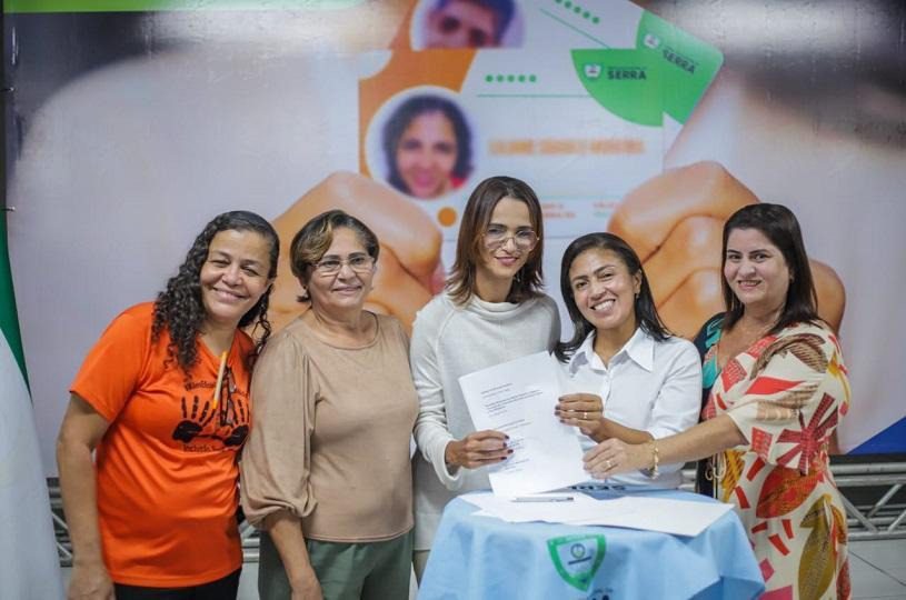 Começa a entrega dos cartões de prioridade para cuidadoras de pessoas com deficiência no município da Serra