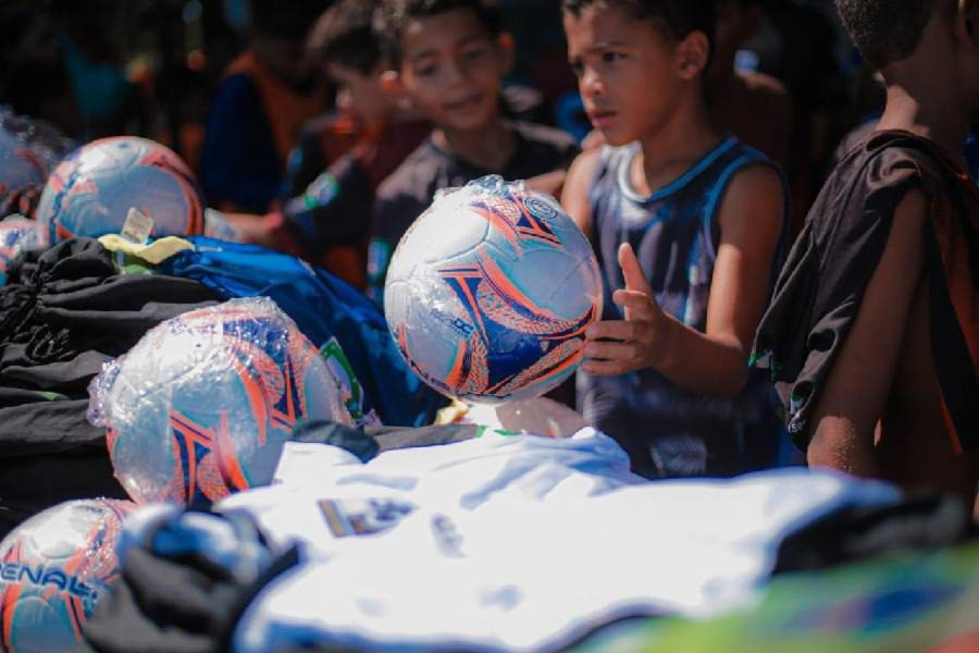 Prefeitura da Serra entrega 500 uniformes e kits esportivos para crianças