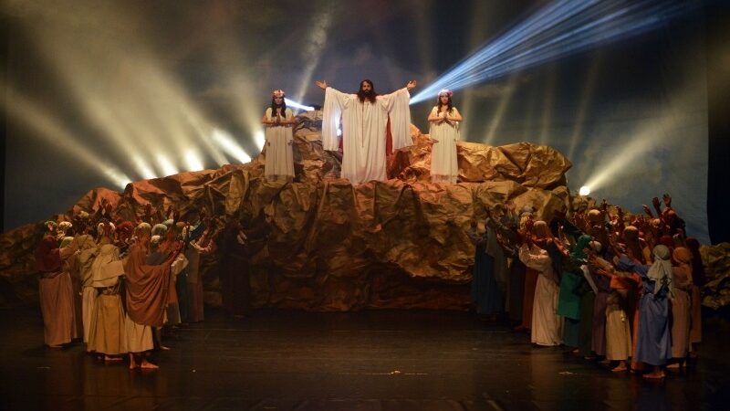 Musical encena a Paixão de Cristo nas areias de Itapuã em Vila Velha