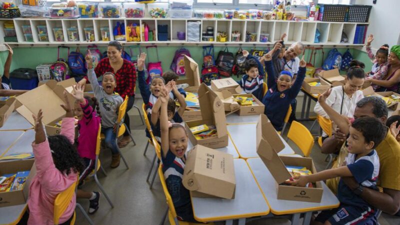 Prefeitura de Vila Velha entrega kits de material escolar para alunos da rede municipal