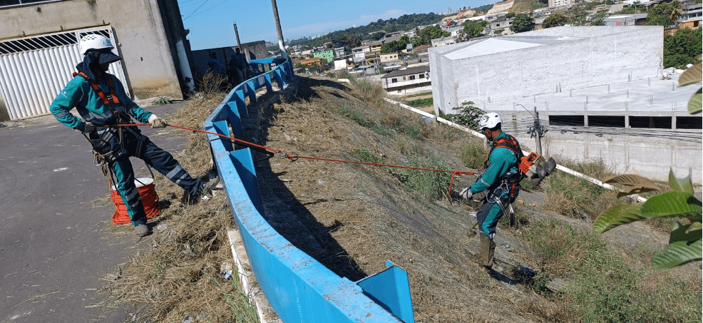 Coletores alpinistas realizam limpeza na geomanta no bairro Bandeirantes em Cariacica