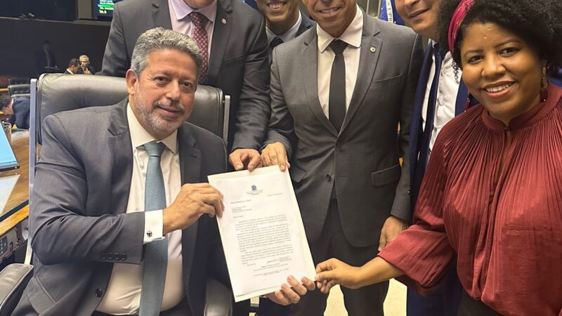 Marcelo Santos entrega proposta de colégio permanente da Ales