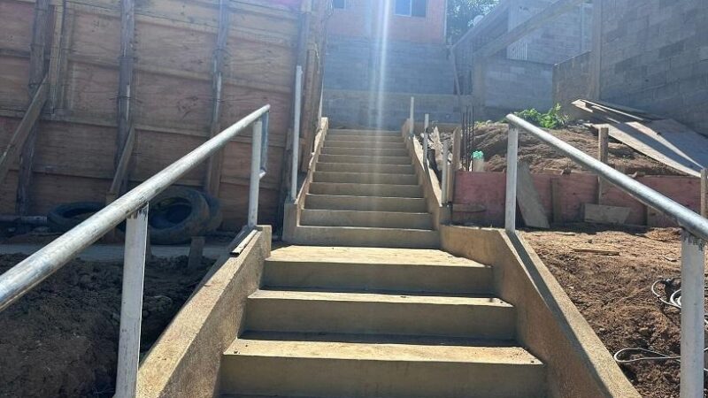 Muro de contenção e escadaria melhoram mobilidade em comunidades da Serra