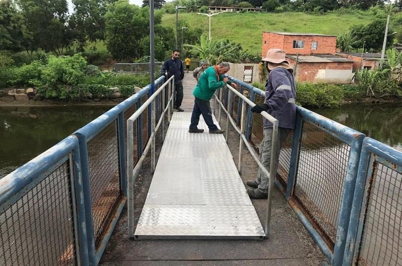 Passarela receberá novo piso guarda-corpo sobre o rio Jacaraípe na Serra