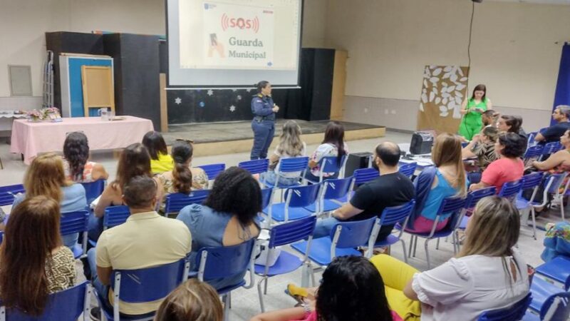Diretores passam por instrução do SOS Escola em Vila Velha