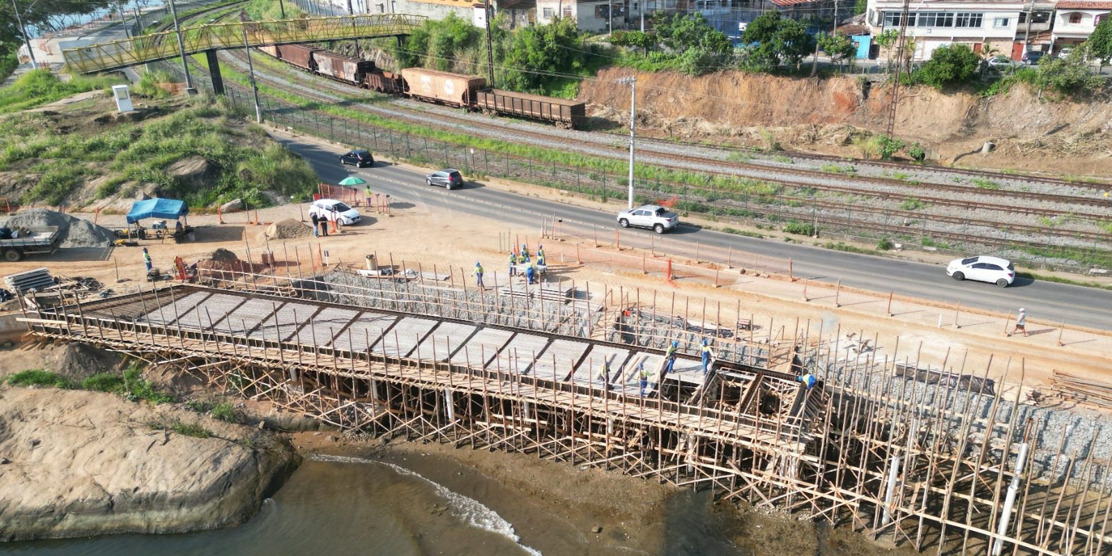 Secretaria de Obras inicia construção de deques e passarela suspensa sobre a Nova Orla de Cariacica