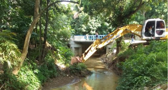 Secretaria de Serviços de Cariacica realizam limpeza de braço do Rio Bubu e de canal em Padre Gabriel