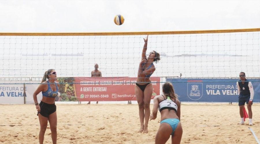 Atletas de diversas idades se encontram nas areias da praia de Vila Velha para torneio de vôlei