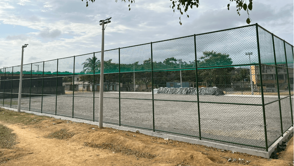 Vila Progresso, em Cariacica, receberá novo Complexo Esportivo com quadra e playground no campo local