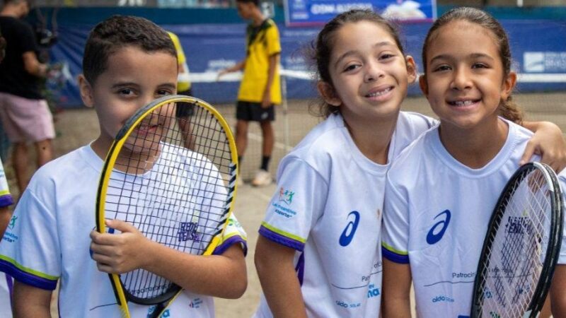 Projeto beneficia alunos da rede municipal de Vila Velha com aulas gratuitas de tênis