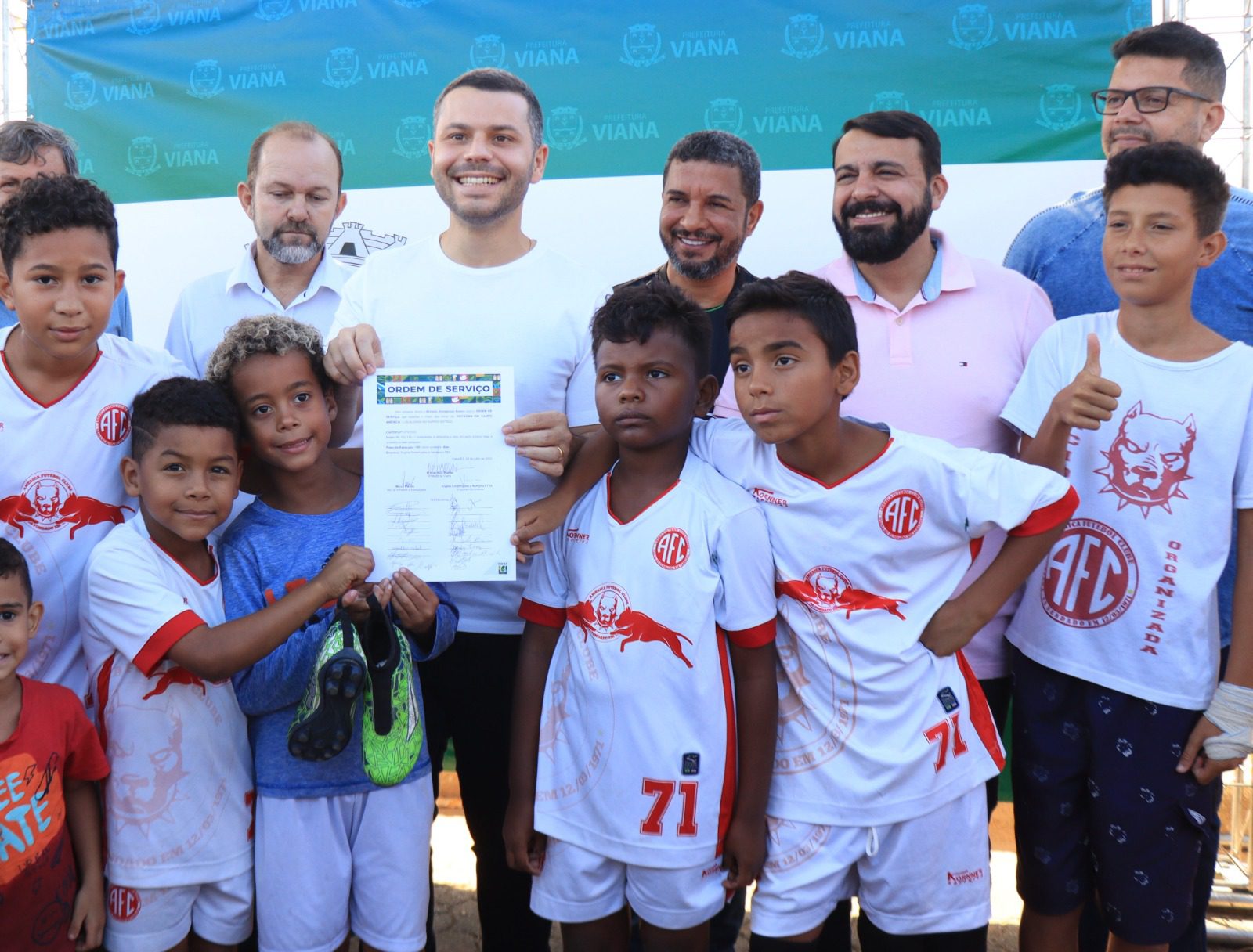 Ordem de serviço é assinada para a reforma aguardada do Campo do América em Soteco, Viana