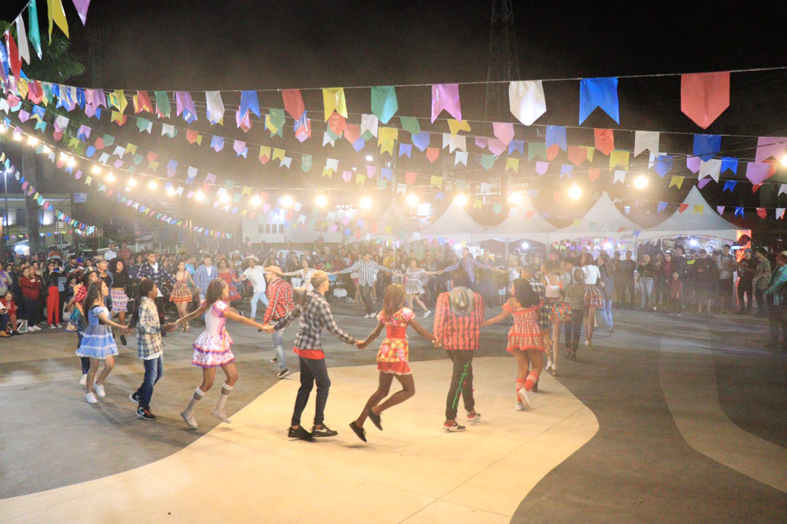 Público se encanta com danças e competições juninas na primeira noite do 2º Festival Vianense de Arraiás