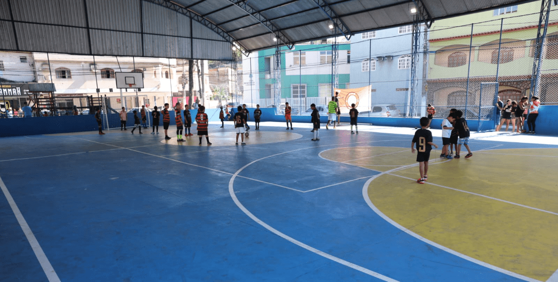 Comunidade de Nova Brasília em Cariacica celebra a inauguração da quadra esportiva revitalizada