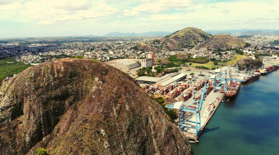 Navio chinês trazendo quase três mil carros elétricos chega a Vila Velha nesta terça (29)