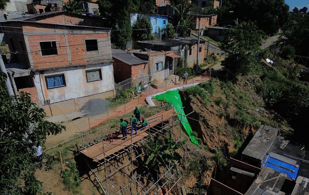 Prefeitura de Cariacica inicia construção de muro de contenção na avenida Elói da Penha, em Padre Gabriel