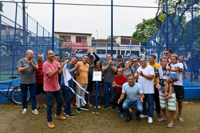 Vitória se reúne para festejar a entrega do campo de areia e Ordem de Serviço no bairro Santa Tereza