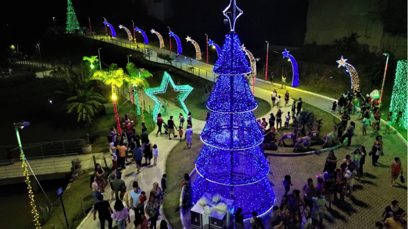 Natal Luz Cariacica 2023: Parque da Biquinha, em Jardim América, brilha com iluminação especial e a chegada triunfal do Papai Noel