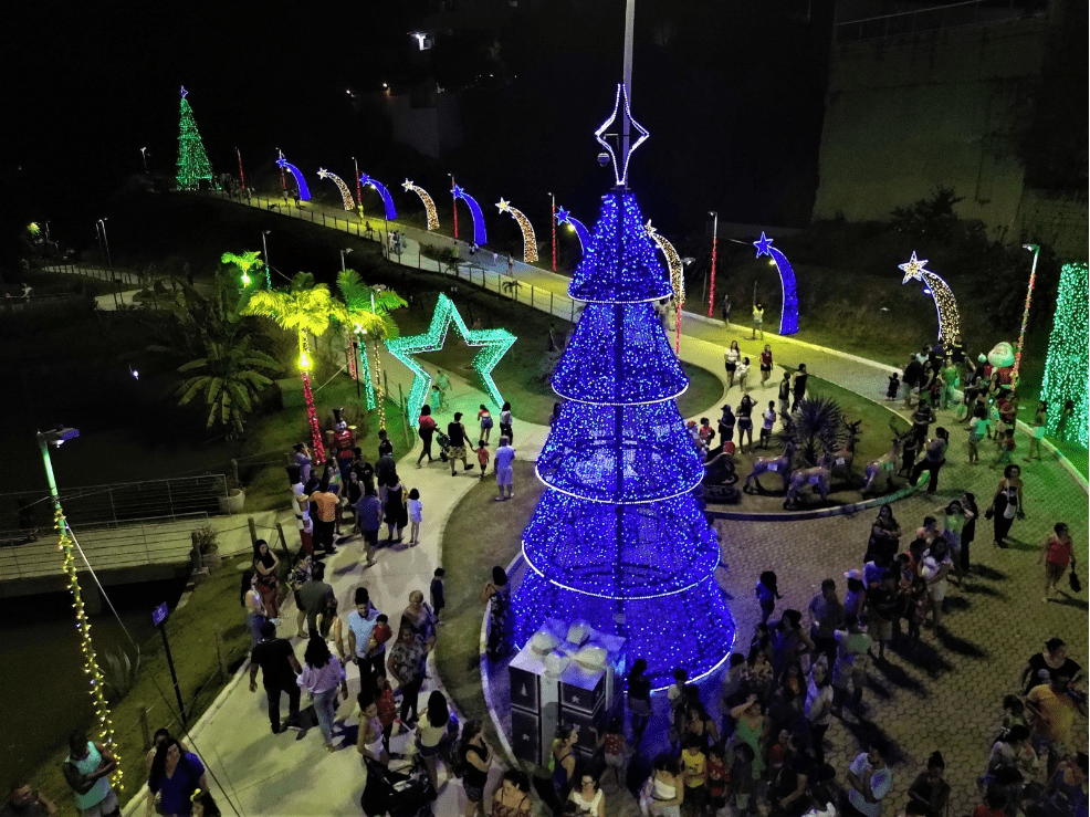 Natal Luz Cariacica 2023: Parque da Biquinha, em Jardim América, brilha com iluminação especial e a chegada triunfal do Papai Noel