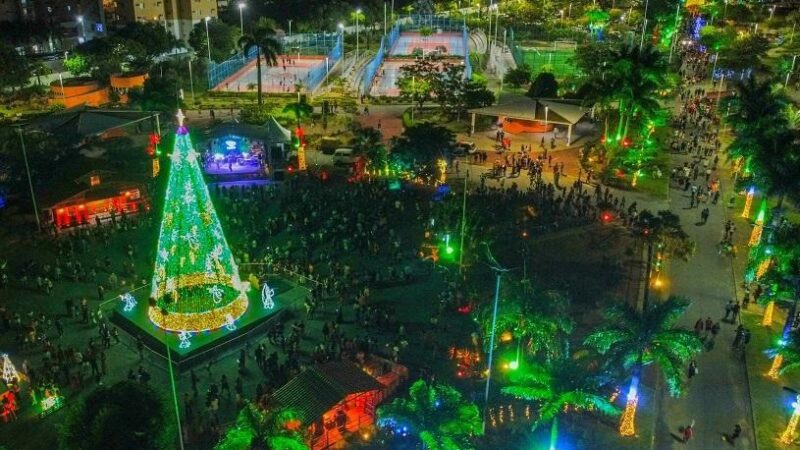 Serra se ilumina com árvores gigantes, luzes e Vila do Papai Noel