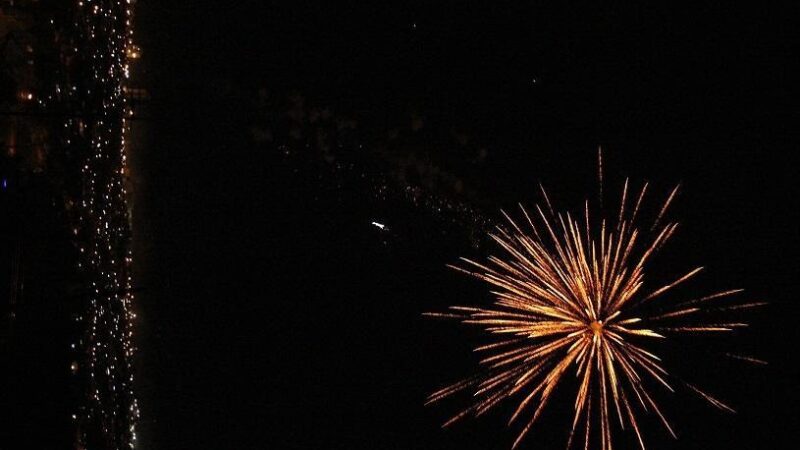 Serra celebra a virada de ano com shows em cinco praias e queima de fogos