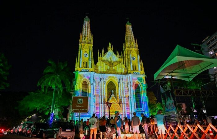 Luzes de Natal iluminam a Catedral de Vitória e Jardim Camburi em um momento mágico