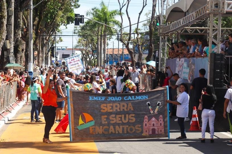 Desfile Cívico reúne escolas e forças de segurança em uma celebrativa comemoração dos 467 anos de Serra