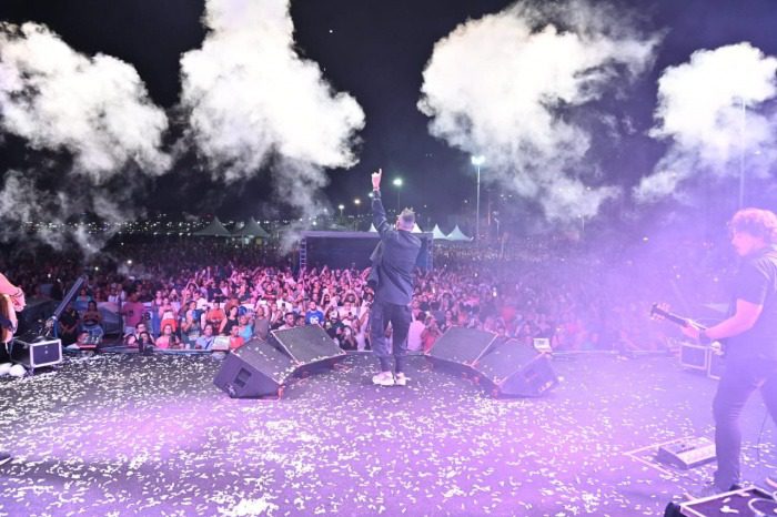 Arena de Verão atrai multidão para a praia de Camburi em seus primeiros shows