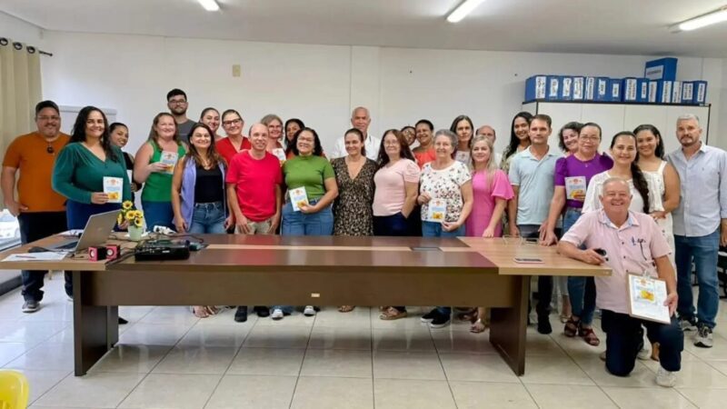 Reunião Pedagógica em Baixo Guandu: Secretária Wanderleia Rodrigues de Assunção Introduz Novidades em 2024!