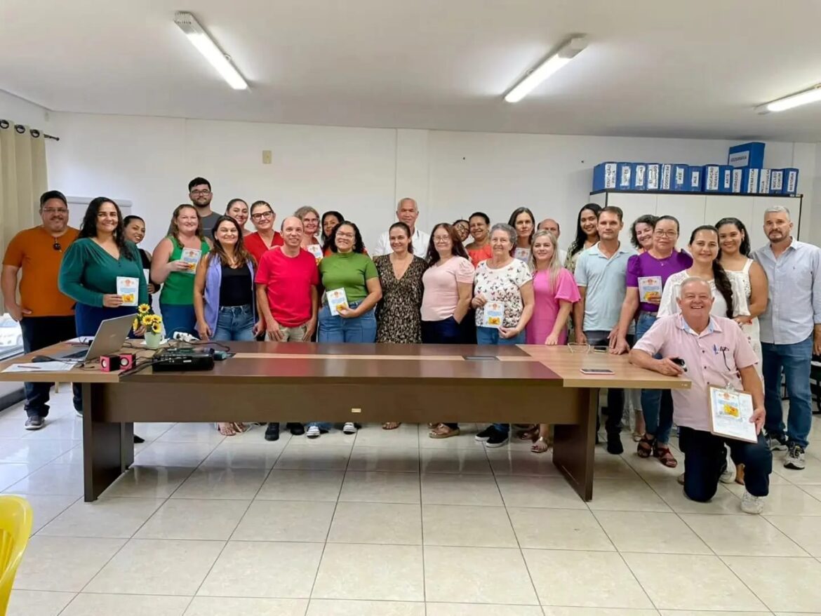 Reunião Pedagógica em Baixo Guandu: Secretária Wanderleia Rodrigues de Assunção Introduz Novidades em 2024!