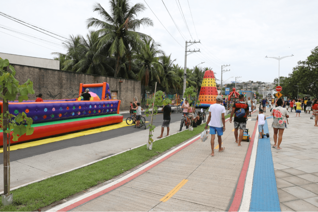 Brinquedos infláveis na Rua de Lazer fizeram a alegria da criançada na Nova Orla de Cariacica