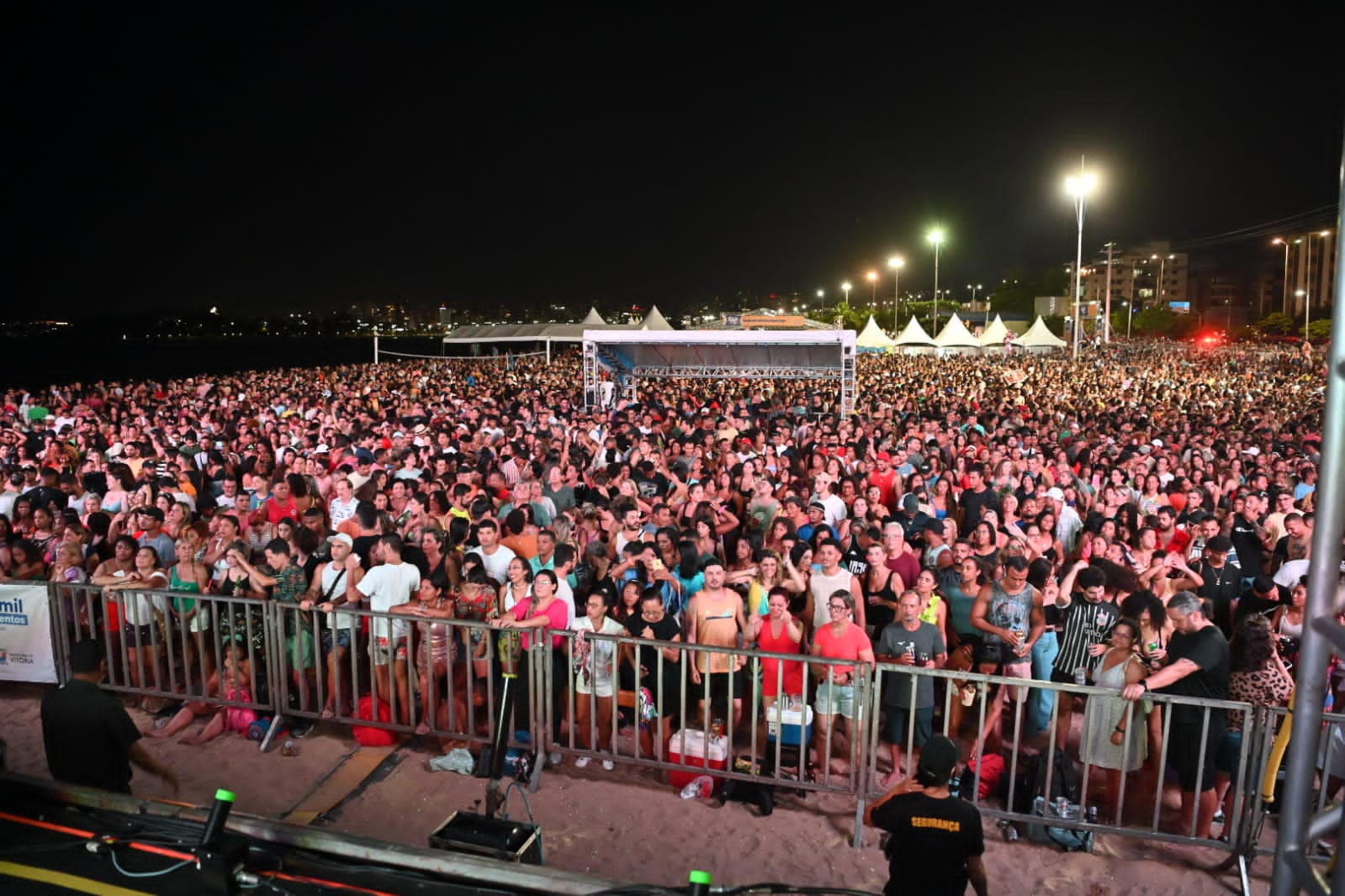 Recorde Histórico: Sexta-feira Eletrizante Reúne 50 Mil Fãs na Arena de Verão