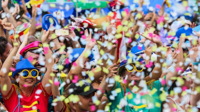 Carnaval em Vila Velha leva alegria a 10 bairros com a presença de diversos blocos