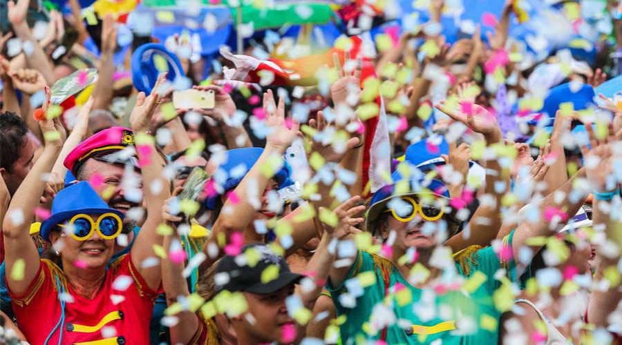 Carnaval em Vila Velha leva alegria a 10 bairros com a presença de diversos blocos