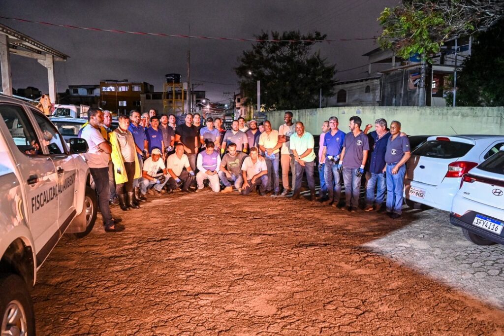 Esforço Coletivo em Vitória: Noite Intensa de Limpeza e Voluntariado