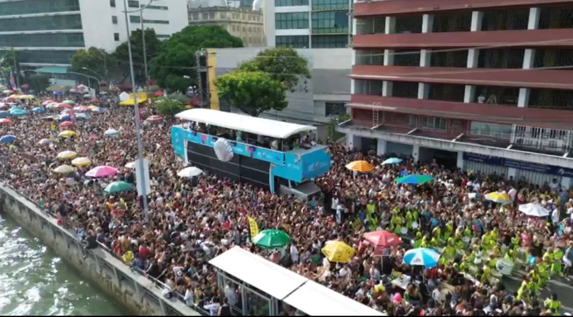 Primeiro dia do Carnaval no Centro de Vitória reúne 100 mil pessoas