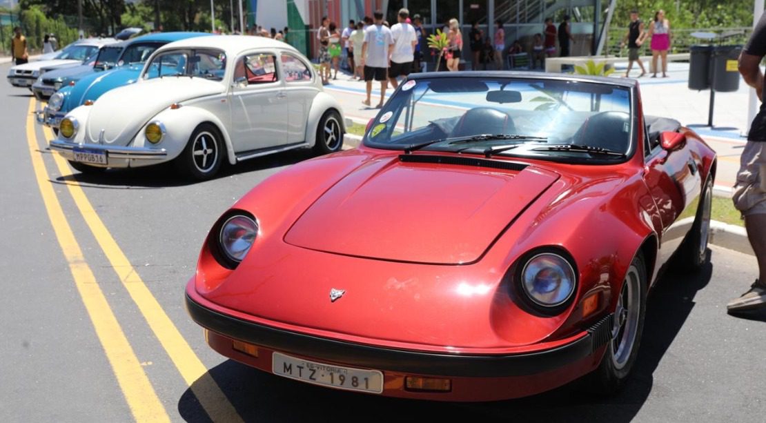 Nova Orla de Cariacica recebe exposição de carros antigos com diversas relíquias em exibição