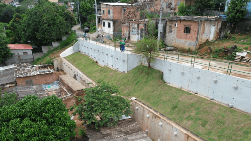 Prefeitura de Cariacica finaliza muro de contenção e planeja recuperação da rua em Padre Gabriel