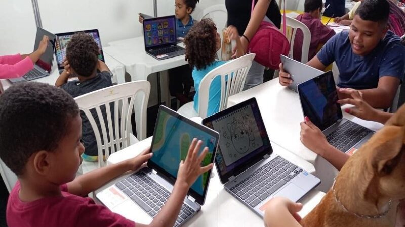 Serra + Cidadã leva tecnologia e literatura às crianças de Balneário de Carapebus com chromebooks e contação de histórias