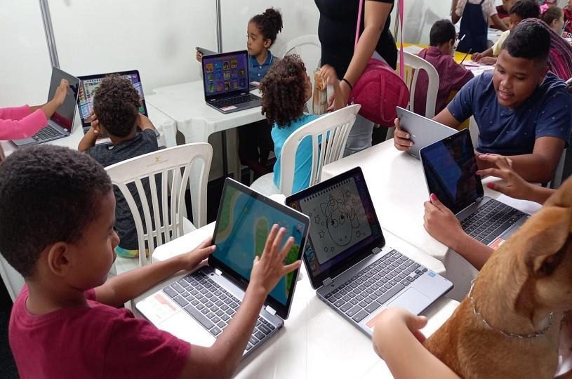 Serra + Cidadã leva tecnologia e literatura às crianças de Balneário de Carapebus com chromebooks e contação de histórias