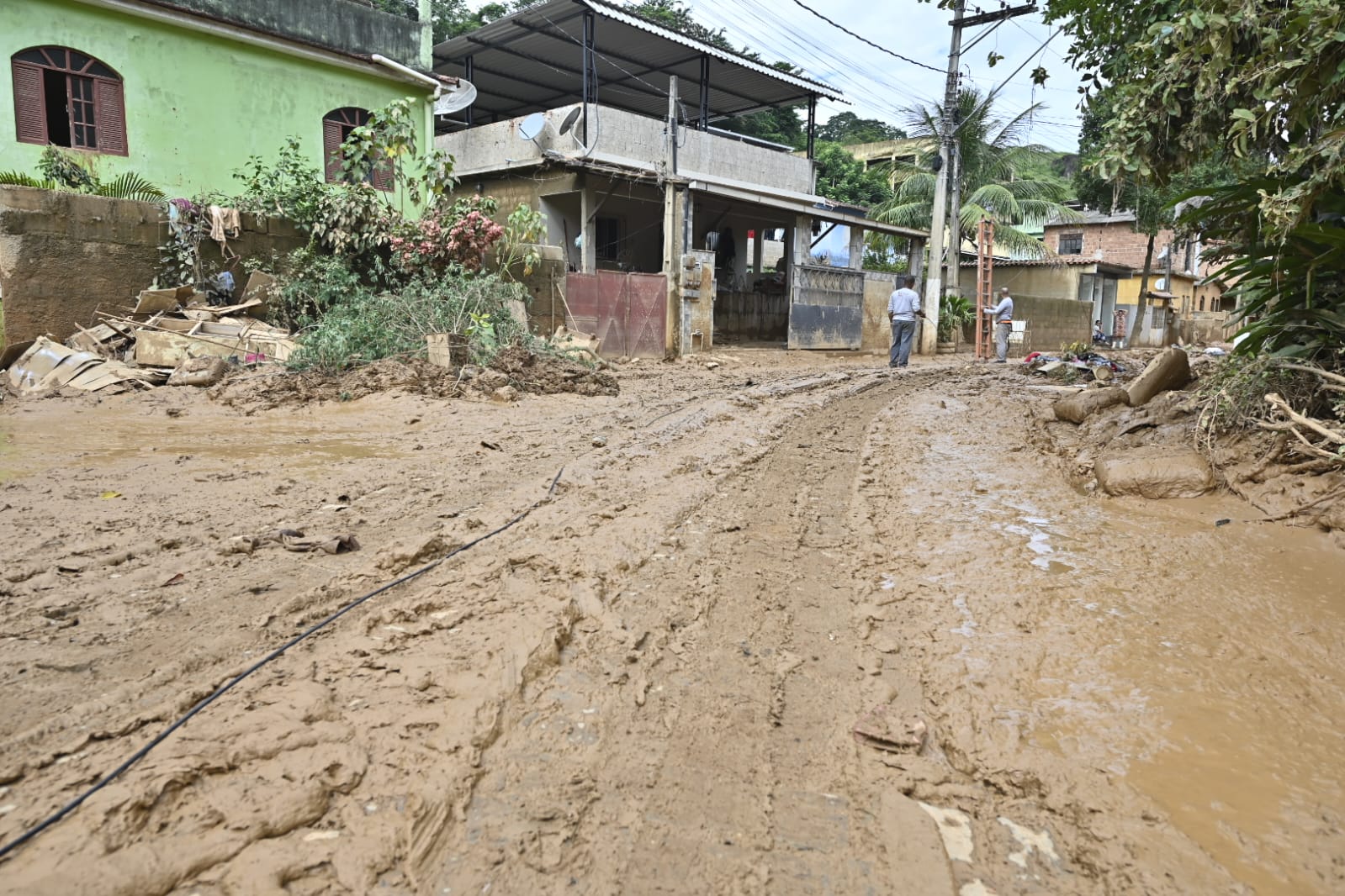 Apoio às famílias afetadas: Pazolini distribui ajuda durante visita a Mimoso