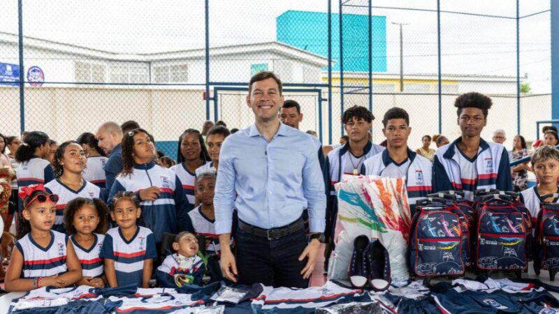 Prefeitura de Vila Velha inicia distribuição dos kits de uniformes escolares